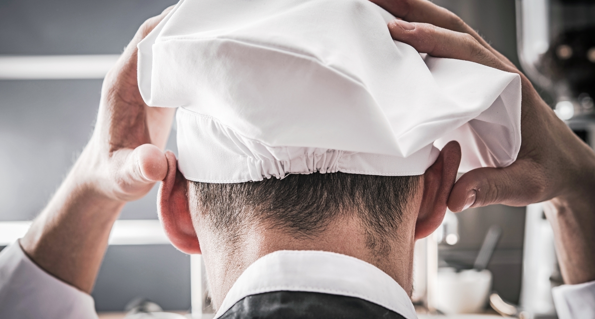vista traseira de chef usando chapéu de cozinha
